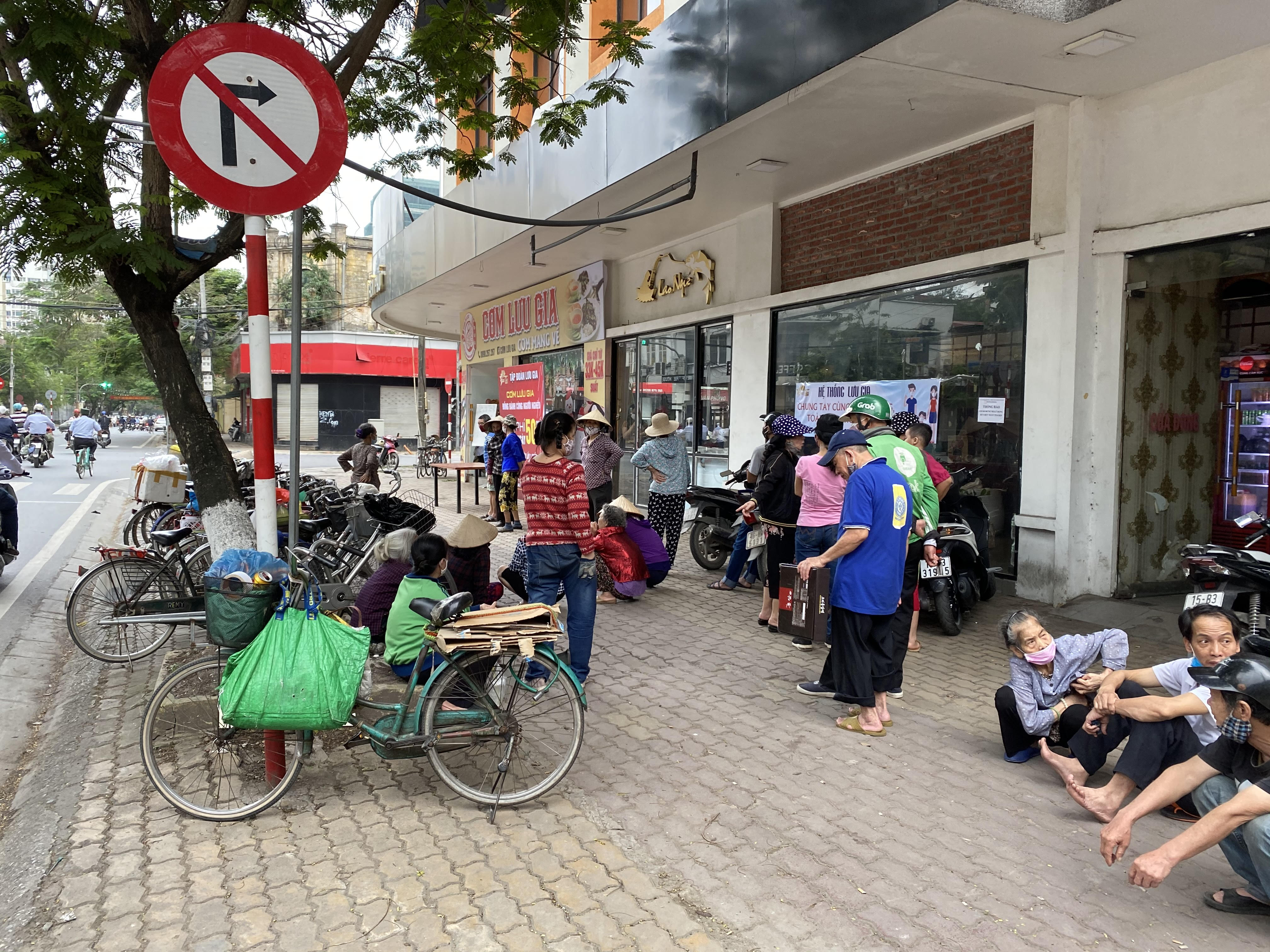 Bảo đảm trật tựa an toàn giao thông tại điểm điểm phát quà từ thiện,hiệu thuốc, nơi bán các nhu yếu phẩm. 